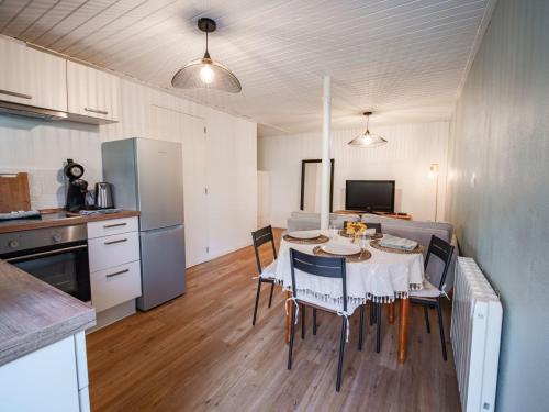 une cuisine et une salle à manger avec une table et des chaises dans l'établissement Appartement Schlofa, à Eckbolsheim