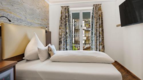 เตียงในห้องที่ Hotel Deutsche Eiche