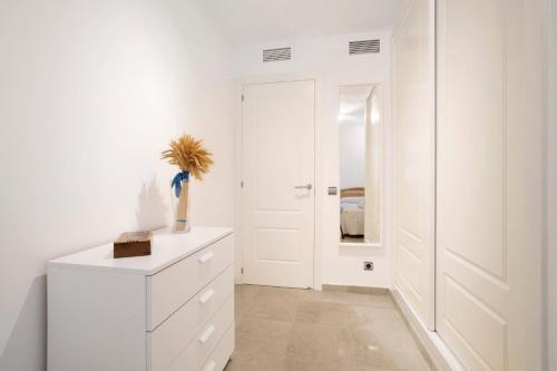 貝納爾馬德納的住宿－Apartamento Lola，白色的客房配有白色梳妆台和镜子