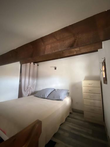 - une chambre avec un grand lit blanc et une commode dans l'établissement Pavillon studio à 5min de la plage, à Saint Pierre La Mer