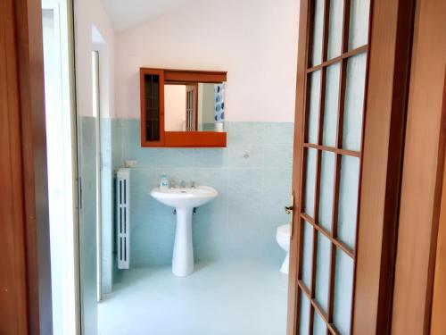 bagno con lavandino e servizi igienici di 3 bedrooms house at Formicola a Formicola