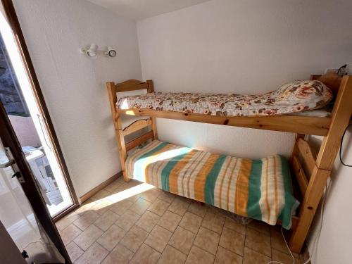 une petite pièce avec deux lits superposés dans l'établissement Jolie maison T3 proche du centre Narbonne plage, à Narbonne-Plage