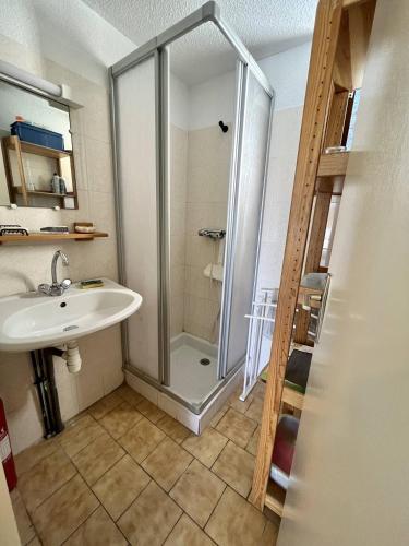 une salle de bain avec douche et lavabo dans l'établissement Jolie maison T3 proche du centre Narbonne plage, à Narbonne-Plage