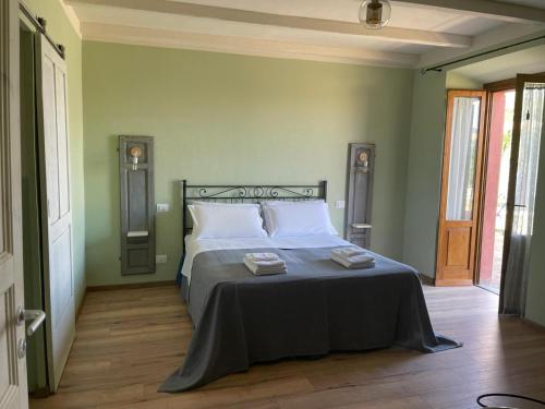1 dormitorio con 1 cama con 2 toallas en Agriturismo Le Casaline, en Seggiano