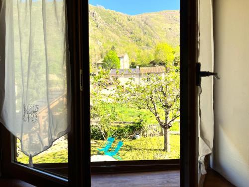an open window with a view of a yard at Le Domaine d'Arignac in Arignac