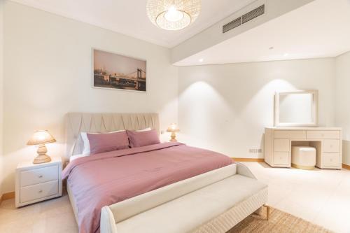 Postel nebo postele na pokoji v ubytování Cozy King Apt with Pool & Beach Access in Palm, Fast Wi-Fi, Parking