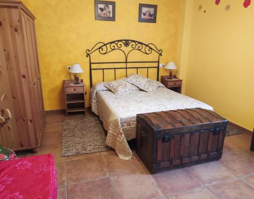 San Millán de Lara的住宿－San Pelayo，一间卧室设有一张大床和两个床头柜
