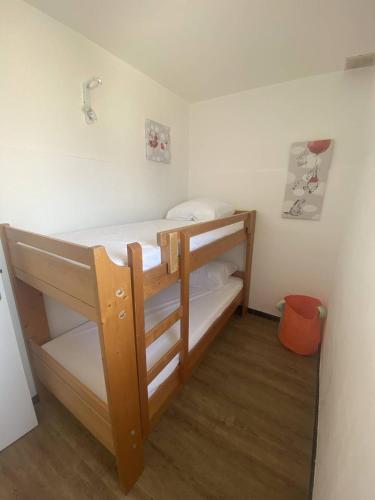 quelques lits superposés dans une chambre dans l'établissement Jolie appartement à 50m de la plage, à Narbonne-Plage