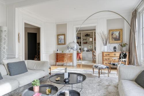 un salon avec un canapé et une table dans l'établissement Wonderful & large flat in the 7th - Eiffel Tower, à Paris