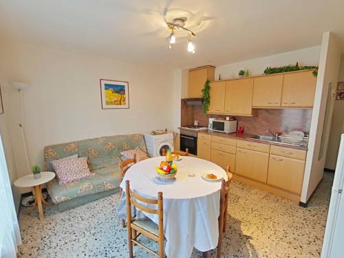 un salon avec une table et un canapé dans l'établissement Appartement à 100m de la plage, à Saint Pierre La Mer