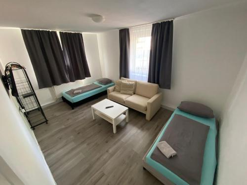 a small living room with a couch and a table at Wohnung nähe Daimler Eg in Bremen