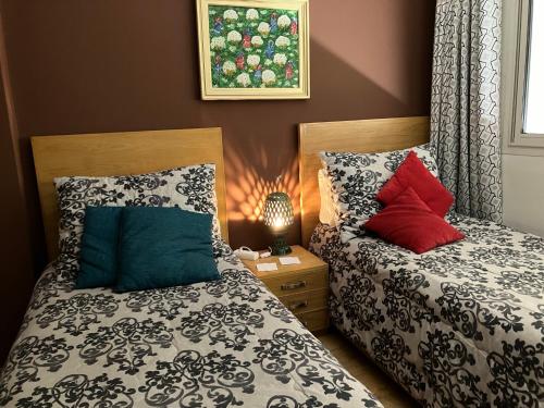 dwa łóżka siedzące obok siebie w sypialni w obiekcie The Twins beds w mieście Nouaseur