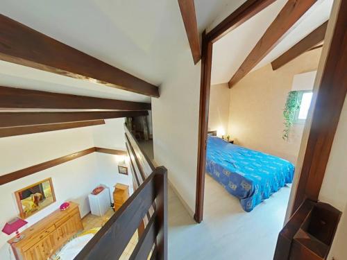 Cette petite chambre comprend un lit et un escalier. dans l'établissement Proche Mer - Appartement avec terrasse sans vis a vis, à Saint Pierre La Mer