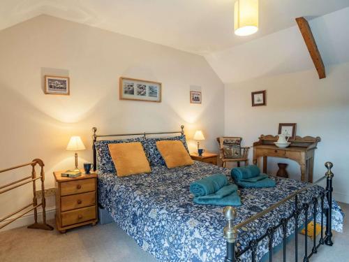 Bishopston的住宿－3 bed in Gower 76478，一间卧室配有蓝色和黄色枕头的床