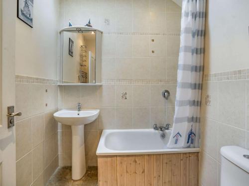 Bishopston的住宿－3 bed in Gower 76478，浴室配有盥洗盆和浴缸。