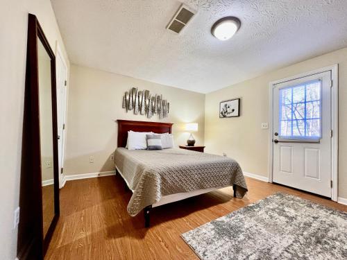 Ένα ή περισσότερα κρεβάτια σε δωμάτιο στο Jason's Attached Home