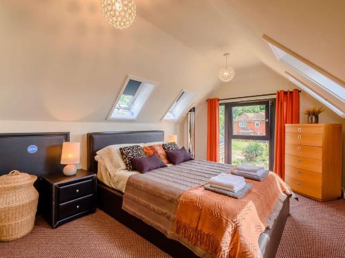een slaapkamer met een bed en een raam bij 1 Bed in Sissinghurst 88466 