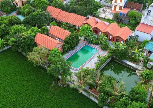 una vista aérea de una casa con piscina en Nhà Điệp Bungalow Ninh Binh, en Ninh Binh
