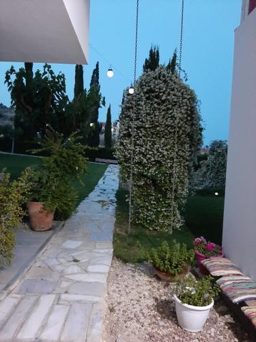 un jardín con plantas y una pasarela de piedra en ArtbyPraXis en Governors Beach