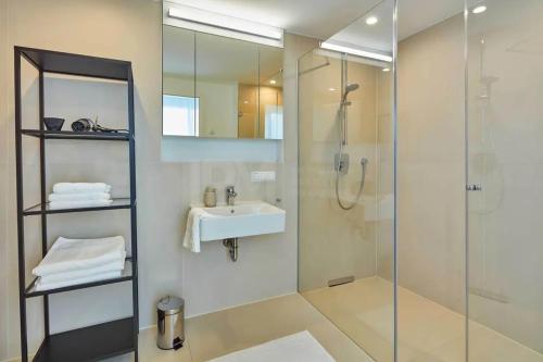 y baño con ducha acristalada y lavamanos. en 2-Zimmmer Wohnung in Stuttgart en Stuttgart