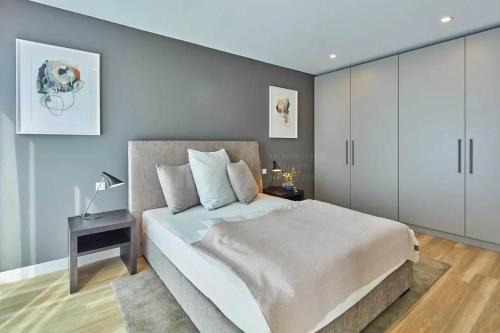 1 dormitorio con 1 cama grande y mesita de noche en 2-Zimmmer Wohnung in Stuttgart, en Stuttgart