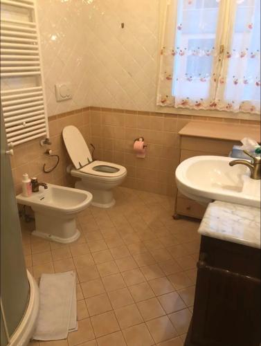 uma casa de banho com um WC e um lavatório em Villa Butik em Montecavolo