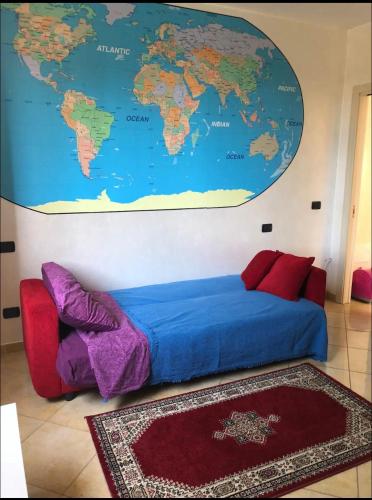 um quarto com um grande mapa do mundo na parede em Villa Butik em Montecavolo