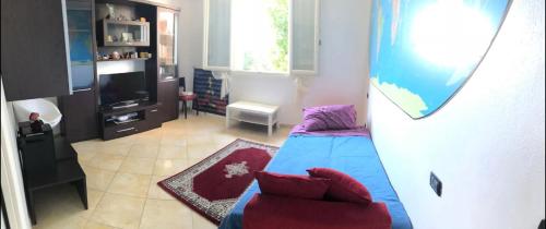 uma sala de estar com uma cama e um sofá em Villa Butik em Montecavolo