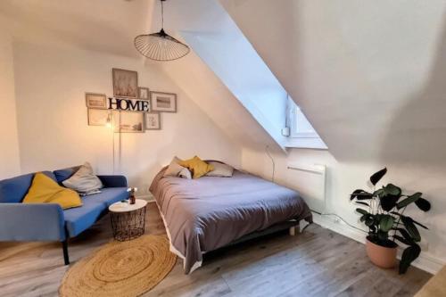 a bedroom with a bed and a couch and a window at Cosy Rent Strasbourg saint Florent proche Gare in Strasbourg