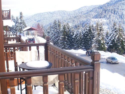 a balcony with a table and a view of a mountain at Ξενοδοχείο ΜΑΓΚΙΩΣΗ in Neraïdochóri