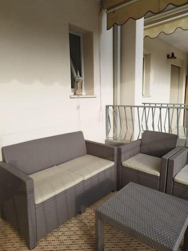 two chairs and a couch and a table in a room at PhotoWalkTour House in Lido di Jesolo