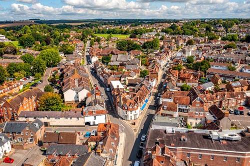 Pemandangan umum bagi Blandford Forum atau pemandangan bandar yang diambil dari apartmen