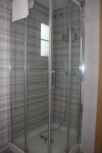 馬拉加的住宿－Apartamento en Ciudad Jardin，浴室里设有玻璃门淋浴