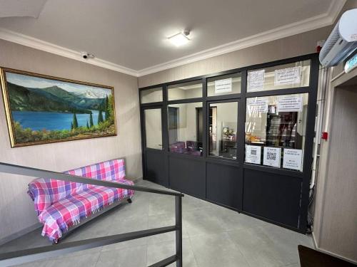 ein Geschäft mit einer Bank in einem Raum mit Fenstern in der Unterkunft Сарканд in Proletarskiy