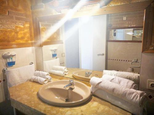 - une salle de bains avec 2 lavabos et des serviettes sur un comptoir dans l'établissement 3 bedrooms house with city view balcony and wifi at Esparreguera, à Esparraguera