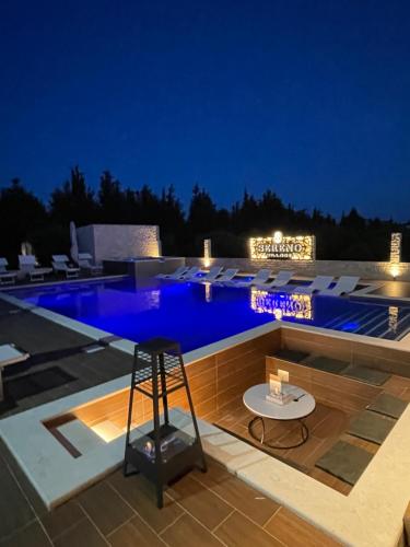 - une vue sur la piscine la nuit dans l'établissement Sereno Village, à Ulcinj