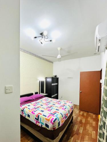 a bedroom with a bed and a ceiling at ANGGUN HOMESTAY Banting in Banting