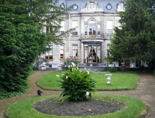 un gato negro parado frente a un edificio en chambre a douai près de gayant expo, Residence Porte d'Arras, en Douai