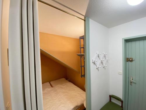 - une petite chambre avec des lits superposés dans l'établissement CELADON - Studio, Rez-de-Jardin, Proche Plage - U205, à Carnac