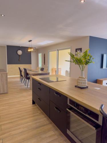 Maison Familiale Moderne avec Grand Jardin à Bommes - Un Havre de Paix pour vos Vacances