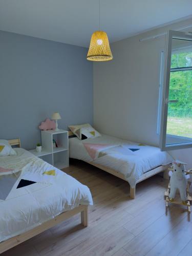 Postel nebo postele na pokoji v ubytování Maison Familiale Moderne avec Grand Jardin à Bommes - Un Havre de Paix pour vos Vacances