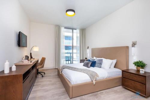 Un dormitorio con una cama y un escritorio y una ventana. en Hollywood Bliss Studio Rooftop Pool, en Hollywood