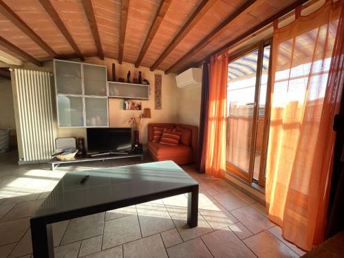 een woonkamer met een bank en een tv bij Apartment Torri in Florence