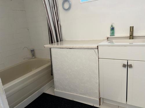 bagno con lavandino, vasca e lavandino di Surrey central bedroom a Surrey