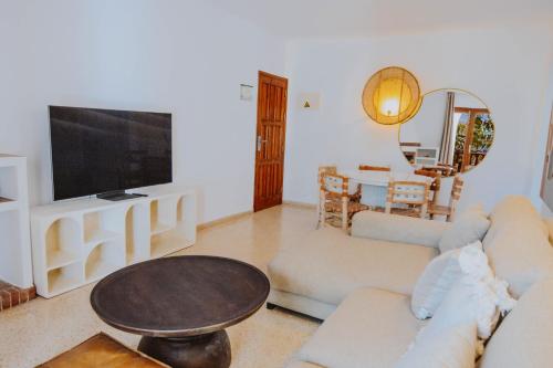 Televiisor ja/või meelelahutuskeskus majutusasutuses Secret Oasis Ibiza-Only Adults