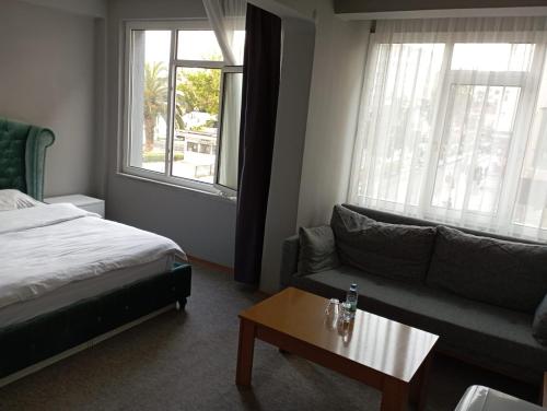 1 dormitorio con cama, sofá y mesa en Samsun Otel Vidinli en Samsun