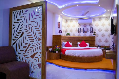 - une chambre avec un lit et des oreillers rouges dans l'établissement Hotel Landmark inn, à Ahmedabad
