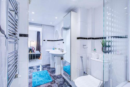 Et badeværelse på AL Seef Stylish Apartments in Dubai