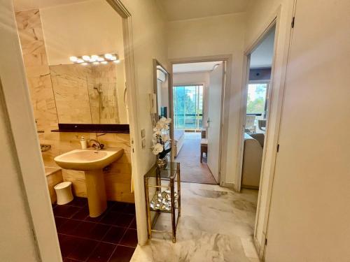 une salle de bain avec un lavabo et un miroir dans l'établissement B038 Spacieux Appartement proche Croisette parking, à Cannes