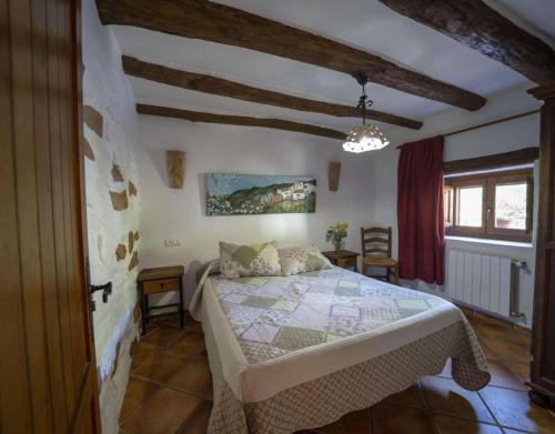 Laroya的住宿－Casa Rural La Curiosa，卧室配有一张床